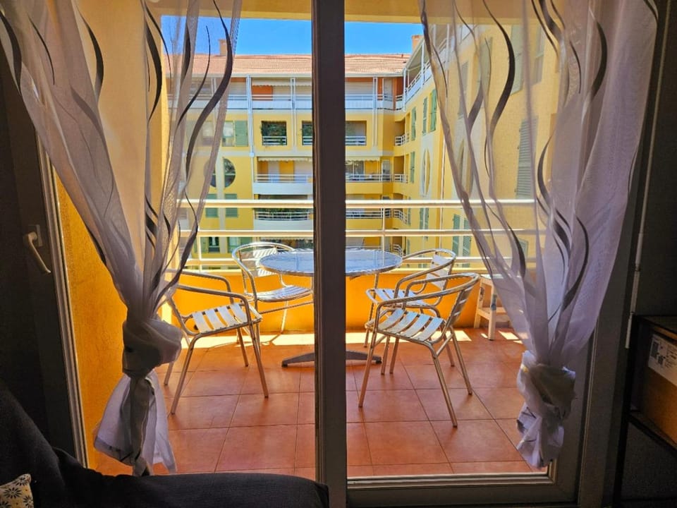 Studio lumineux en plein centre-ville, avec terrasse privée sur cour, situé place du Pin Apartment in Nice
