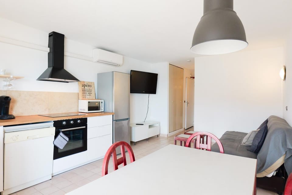 Kitchen or kitchenette, Dining area, oven, stove
