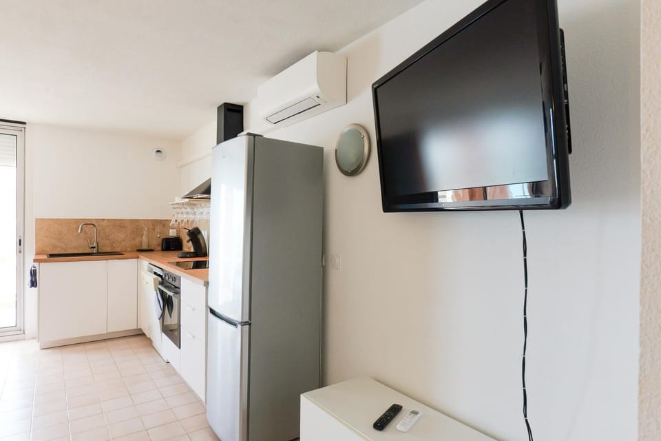 TV and multimedia, Kitchen or kitchenette, oven, stove, air conditioner