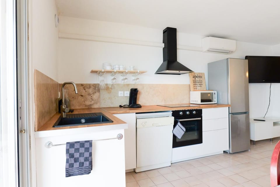Kitchen or kitchenette, dishwasher, oven, toaster