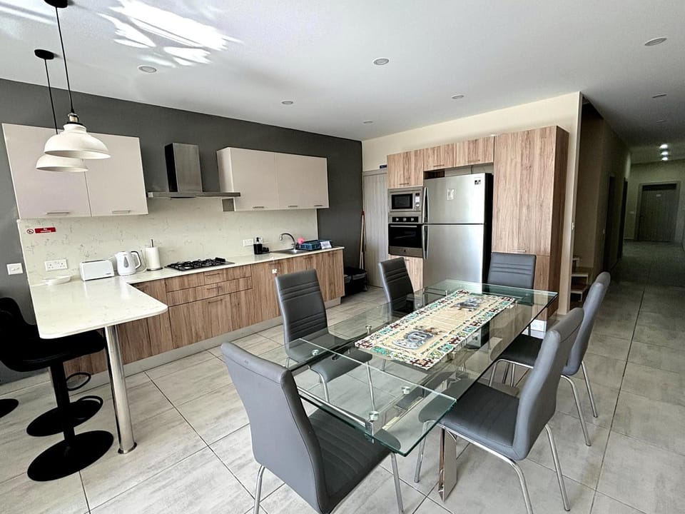 Kitchen or kitchenette, Kitchen or kitchenette, Dining area, oven, stove, toaster