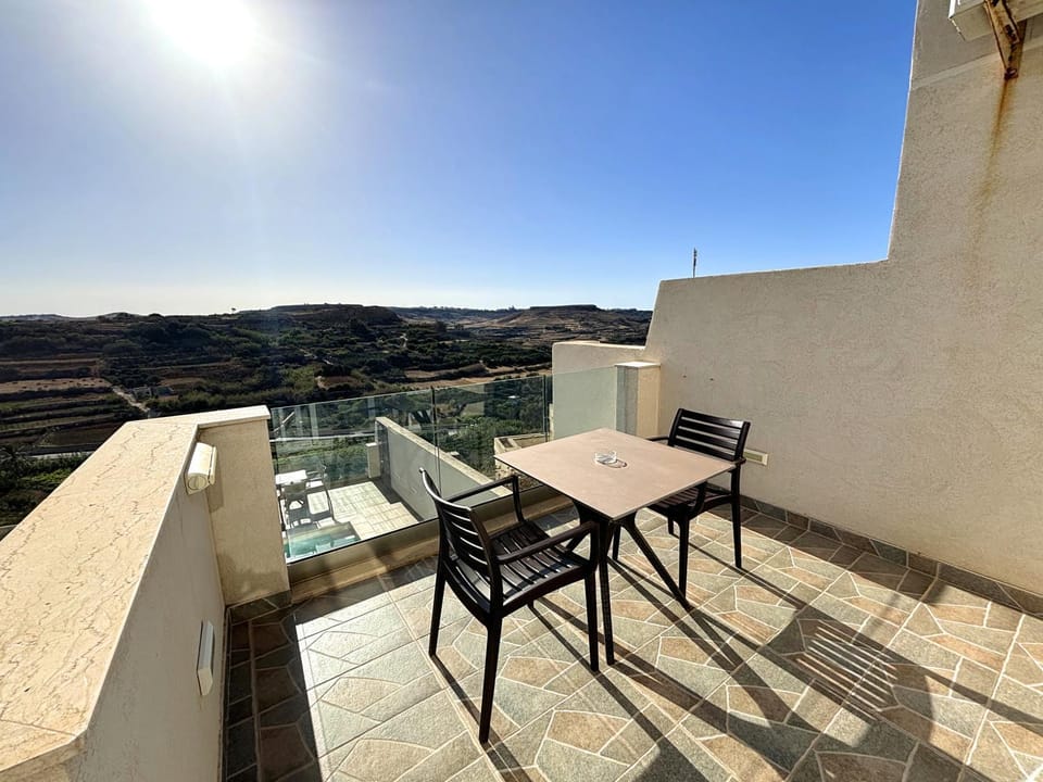 Natural landscape, Balcony/Terrace, Seating area, Dining area