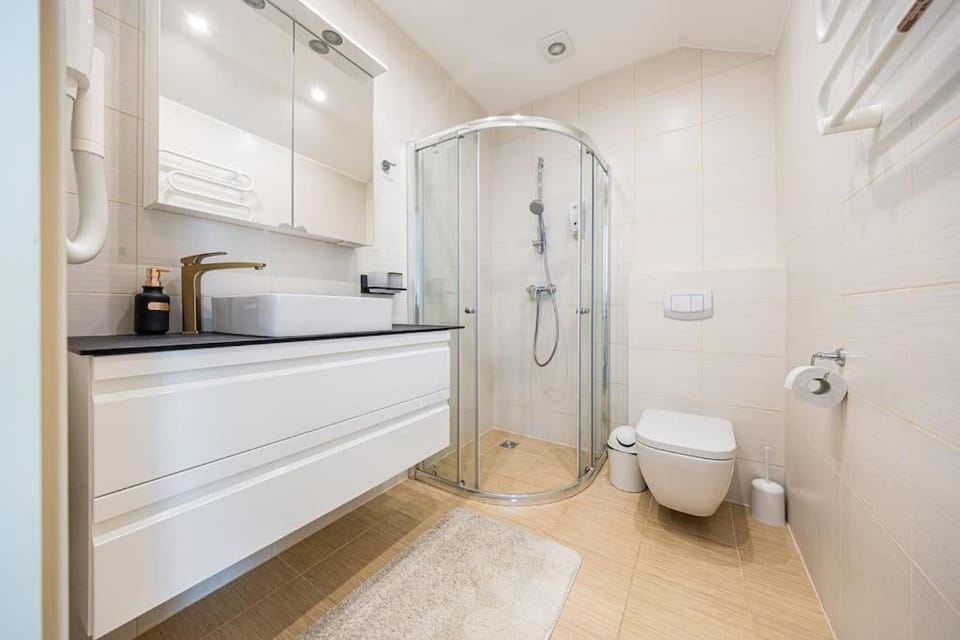 Shower, Toilet, Bathroom, towels