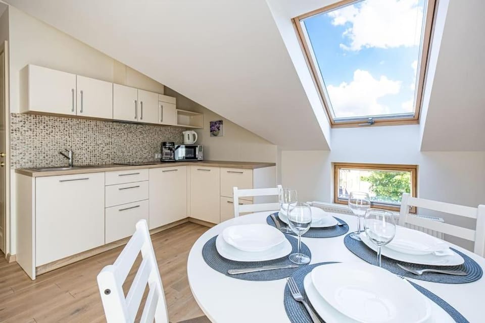 Kitchen or kitchenette, Dining area, stove