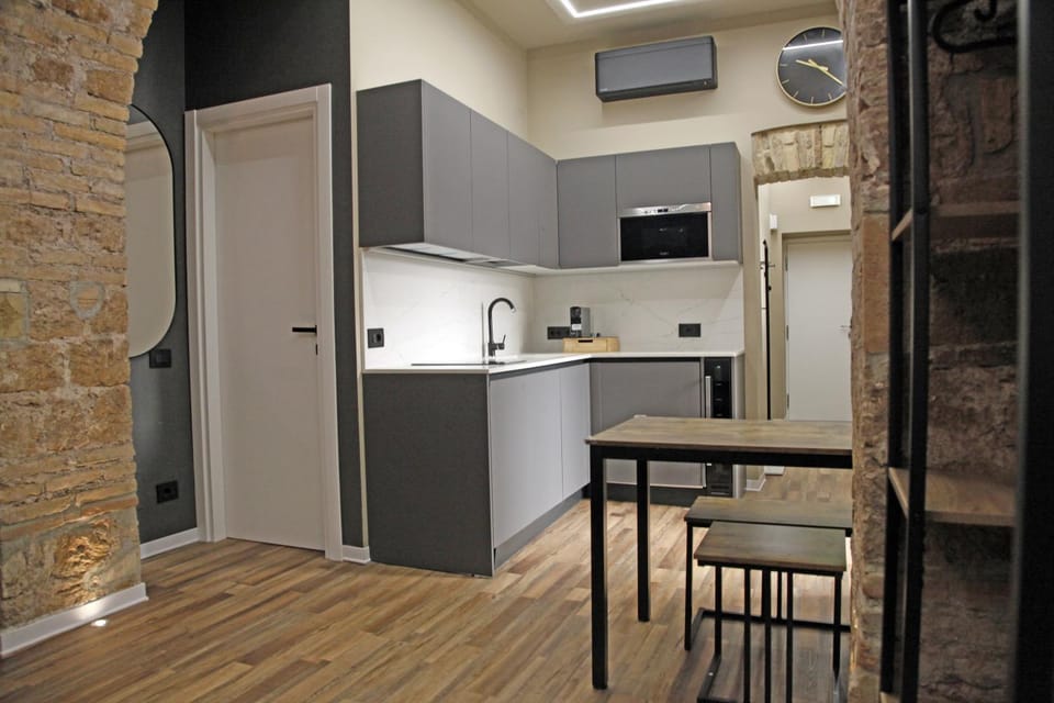 Kitchen or kitchenette, Dining area