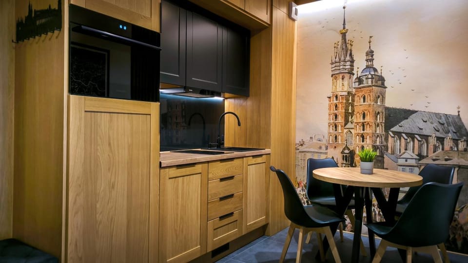 Kitchen or kitchenette, Dining area, stove