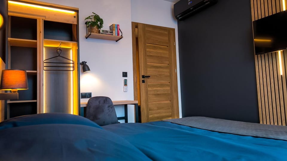 Bed, TV and multimedia, Photo of the whole room, Bedroom, wardrobe