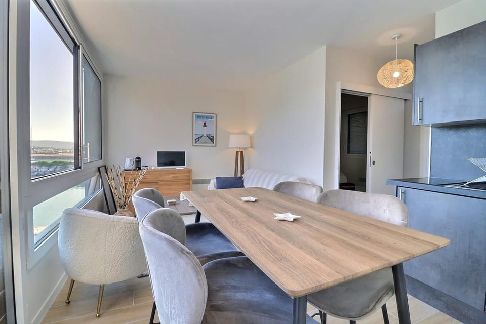 Sublime apartment facing the Port & Planches Apartment in Deauville