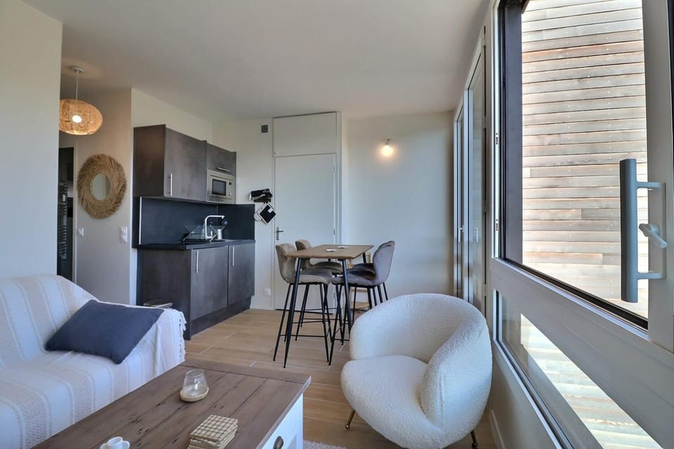 Sublime apartment facing the Port & Planches Apartment in Deauville