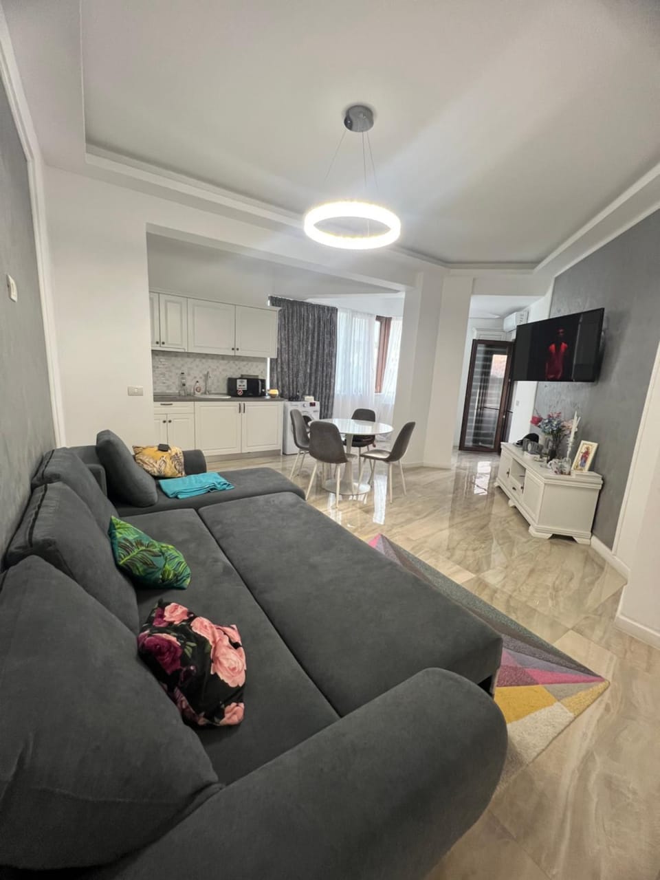 TV and multimedia, Kitchen or kitchenette, Living room, Seating area, Dining area