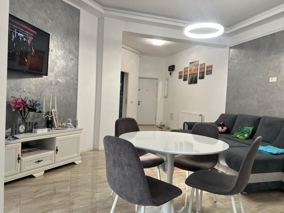 TV and multimedia, Kitchen or kitchenette, Living room, Seating area, Dining area