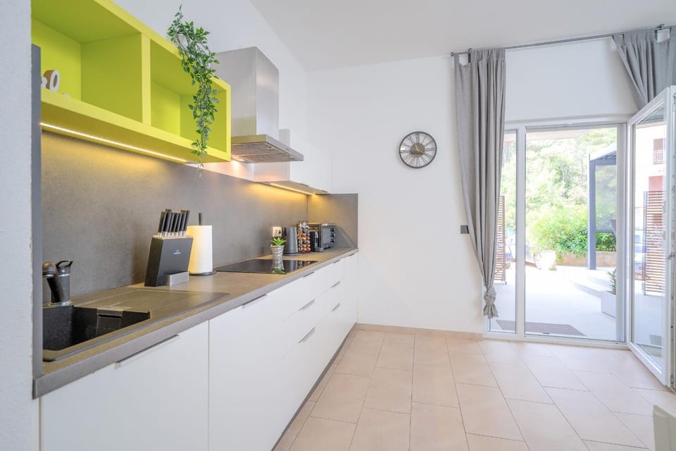 Coffee/tea facilities, Kitchen or kitchenette, stove, toaster