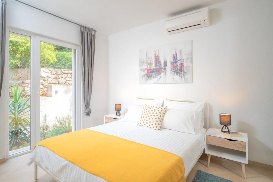 Bed, Bedroom, air conditioner