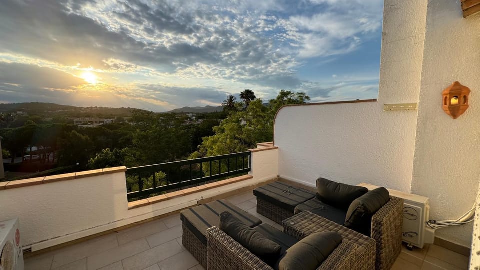 Off site, Natural landscape, View (from property/room), Balcony/Terrace, Seating area, Mountain view, Sunset