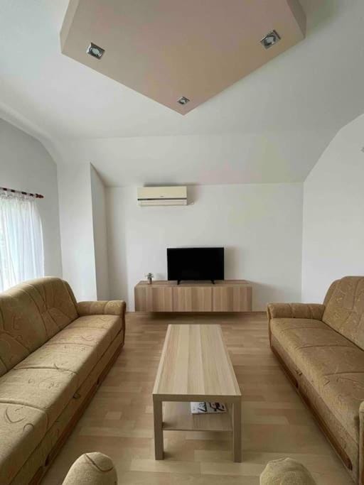 Communal lounge/ TV room, TV and multimedia, Living room, Seating area, air conditioner