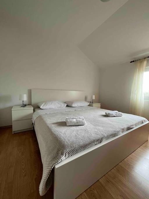 Bed, Photo of the whole room, Bedroom, towels