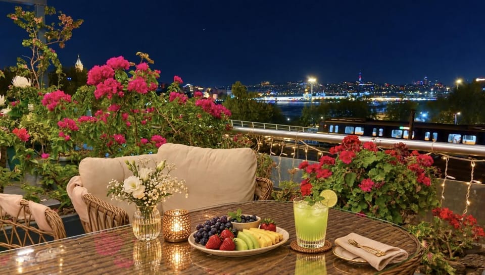 Patio, Night, Natural landscape, Garden, View (from property/room), Balcony/Terrace, Living room, Food and drinks, Seating area, Dining area, Food, City view, Garden view, Lake view, River view, Drinks