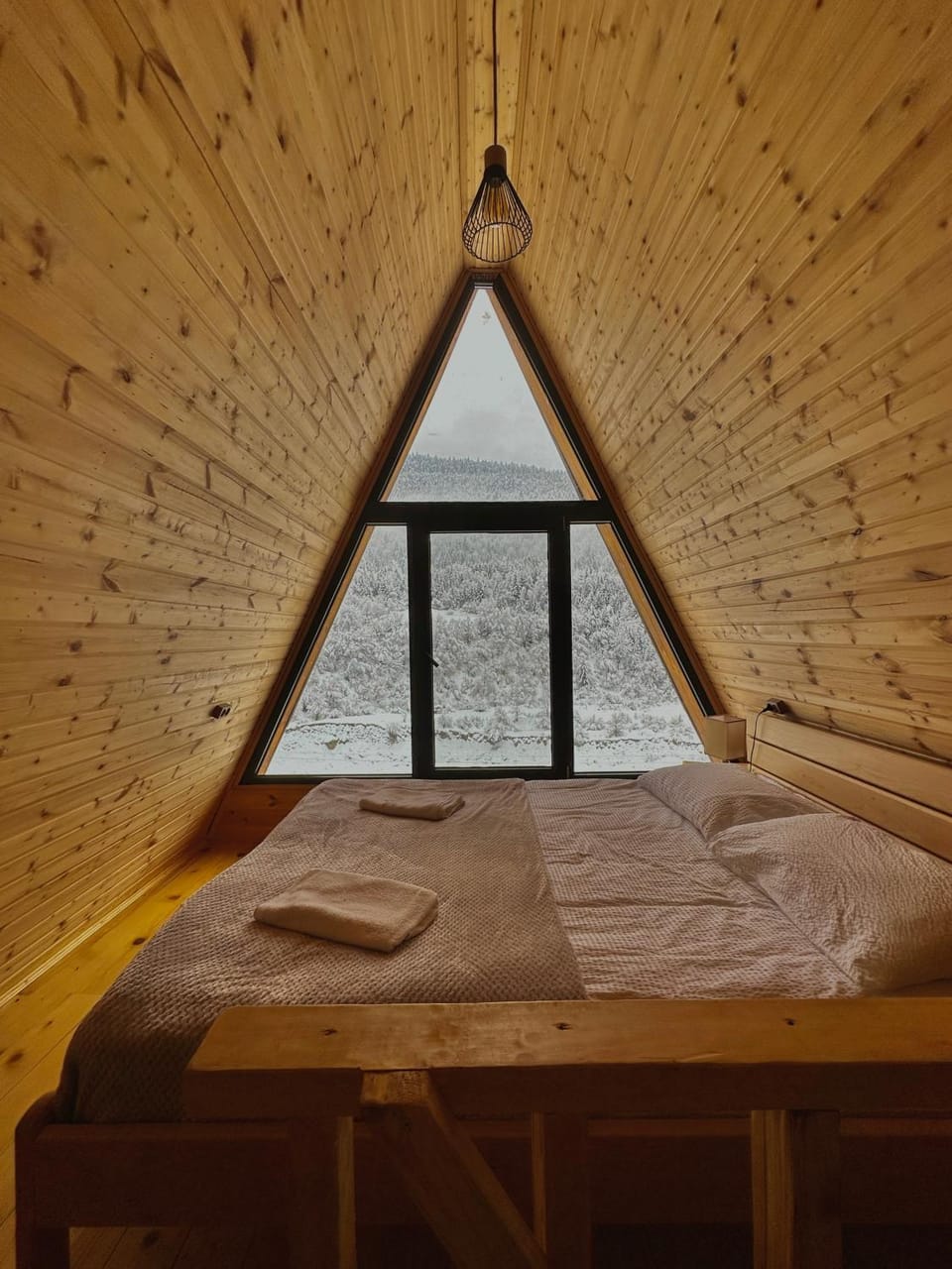 Bed, Bedroom, Mountain view, Mountain view, River view, River view