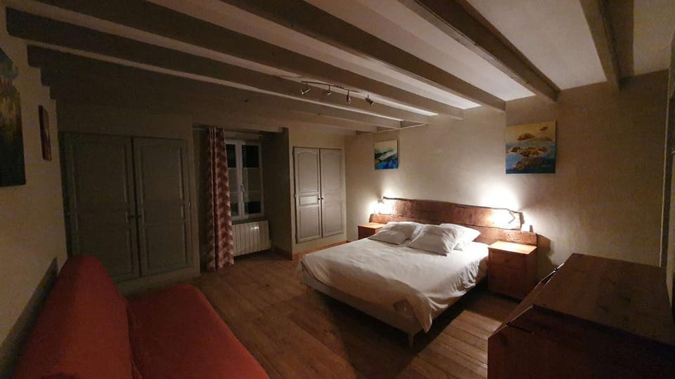 Photo of the whole room, Bedroom