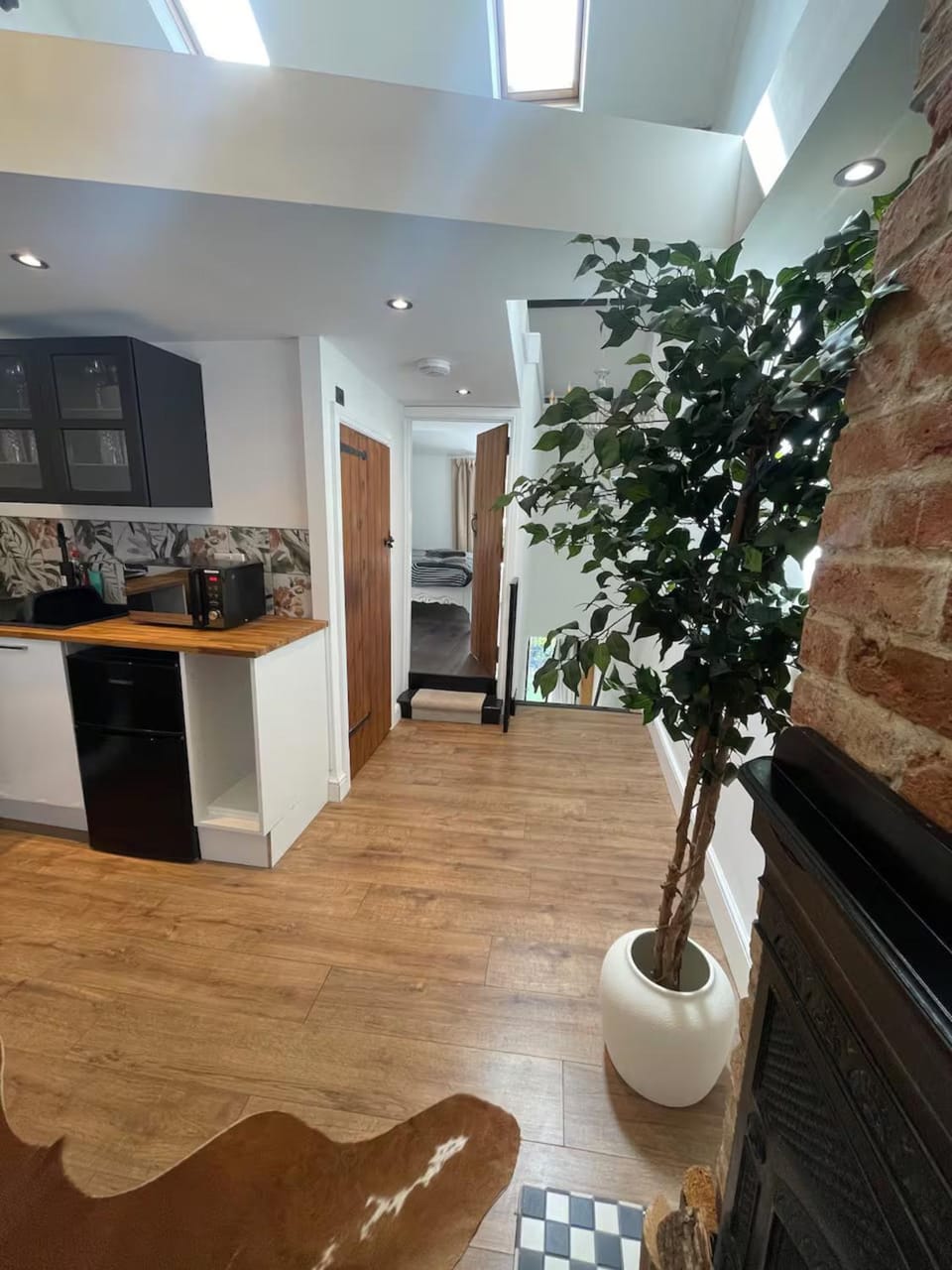 Kitchen or kitchenette, minibar