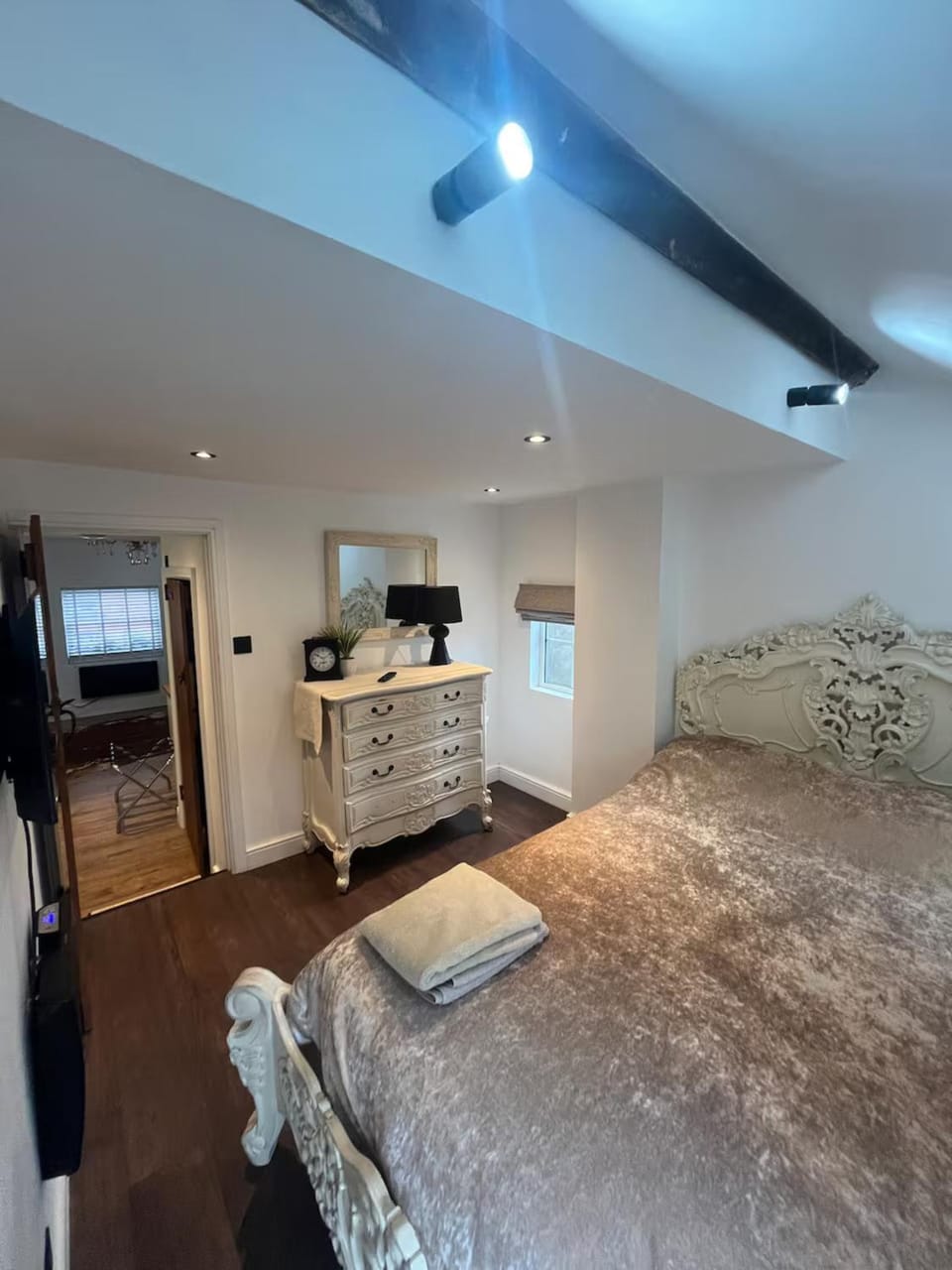 Bed, Photo of the whole room, Bedroom