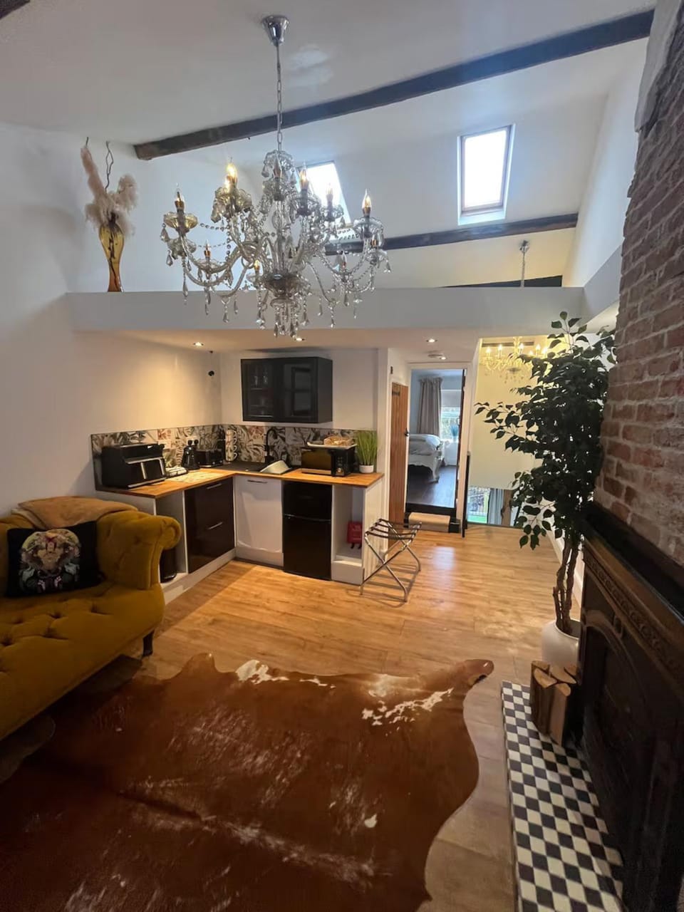 Kitchen or kitchenette, minibar, stove