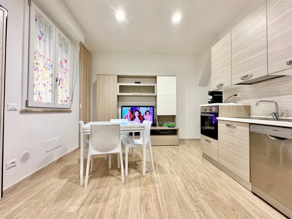 TV and multimedia, Kitchen or kitchenette, Dining area, dishwasher, oven, pet friendly, stove