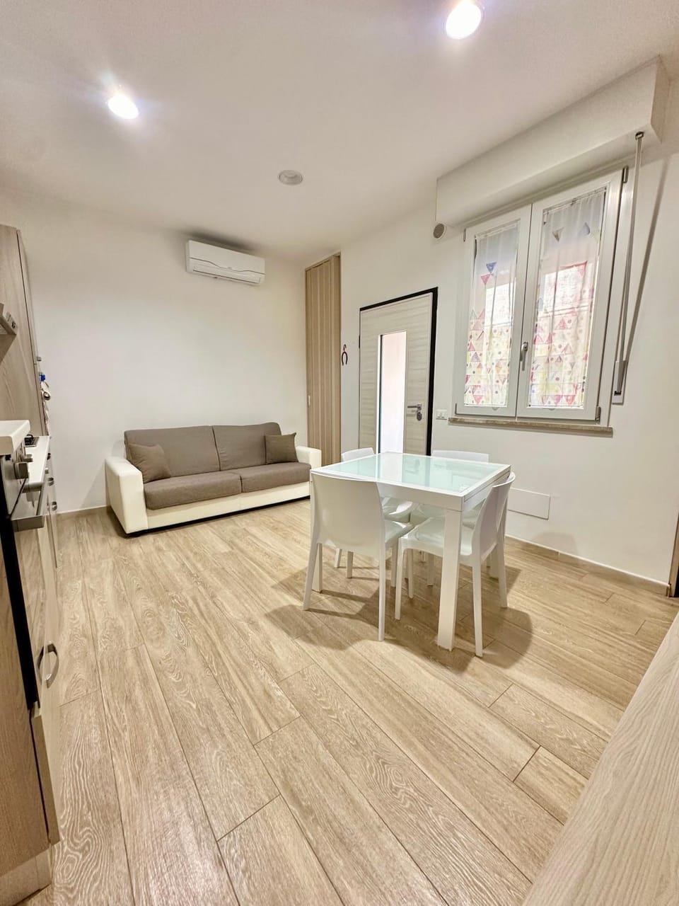 Kitchen or kitchenette, Living room, Seating area, Dining area