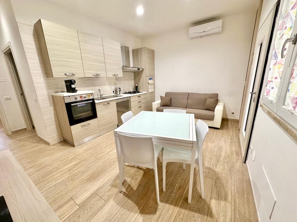 Kitchen or kitchenette, Living room, Seating area, Dining area, oven, pet friendly, stove