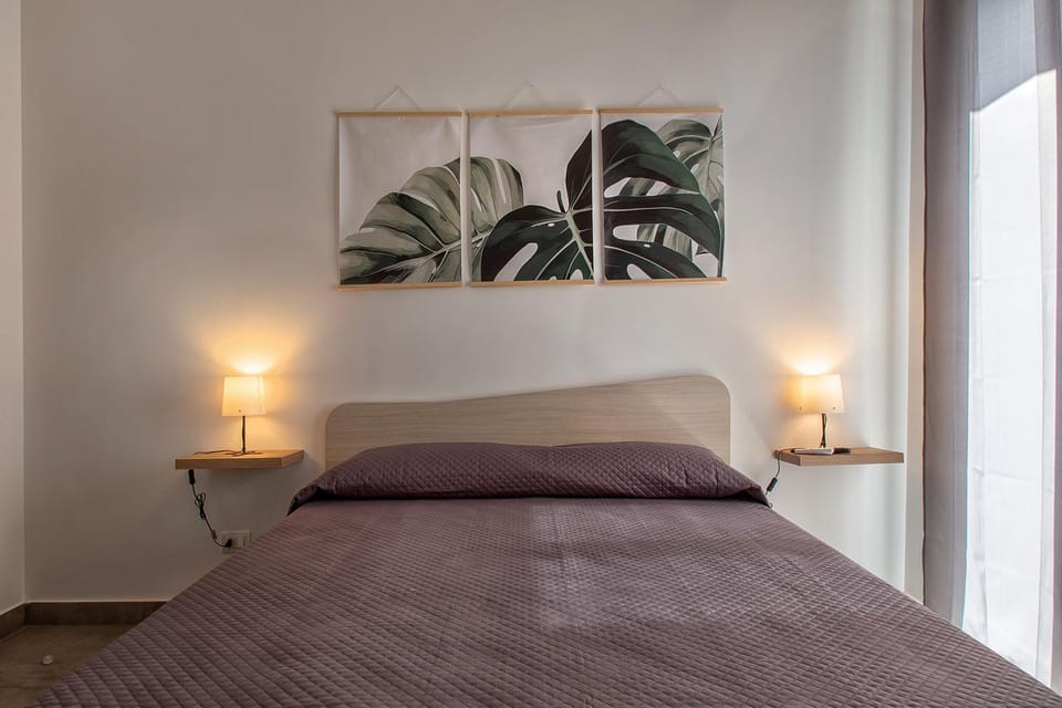 Photo of the whole room, Bedroom