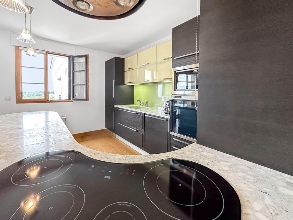 Kitchen or kitchenette, oven, stove