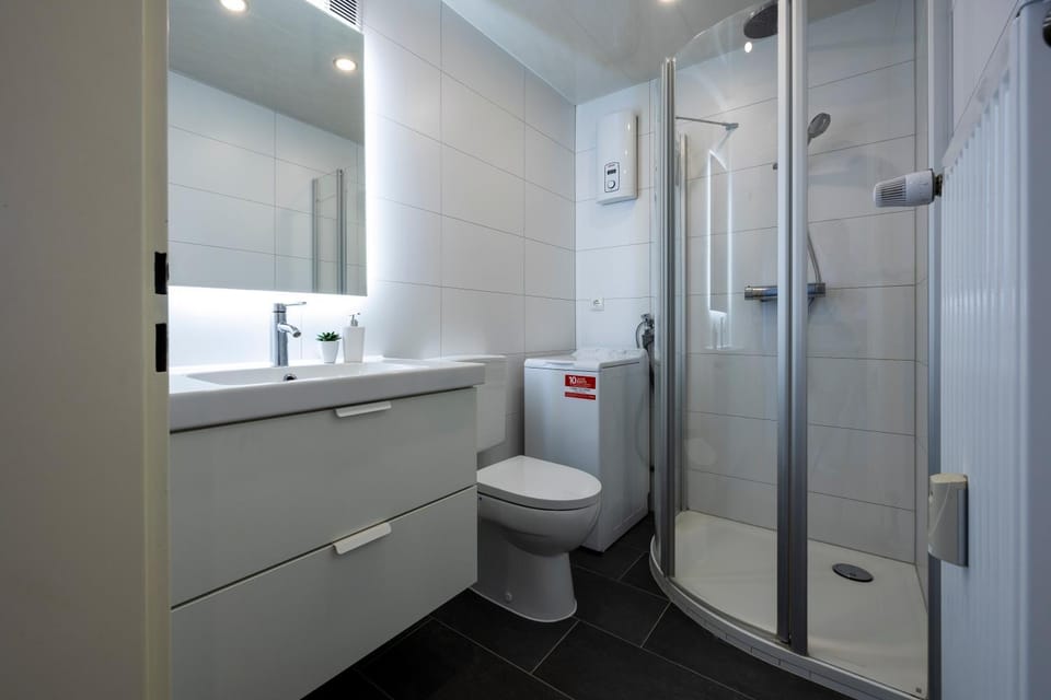 Shower, Toilet, Bathroom, washing machine