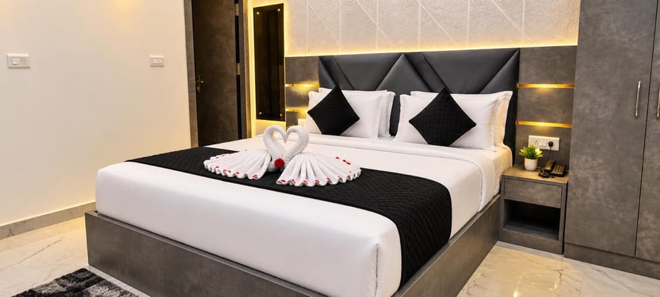 Bed, Photo of the whole room, Bedroom, towels
