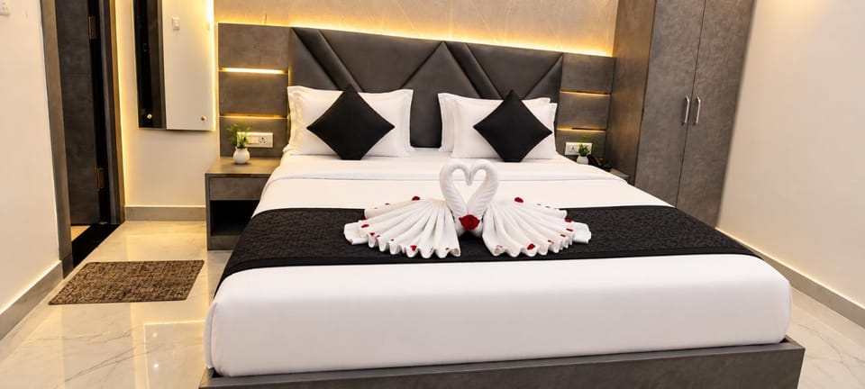 Bed, Photo of the whole room, Bedroom, towels