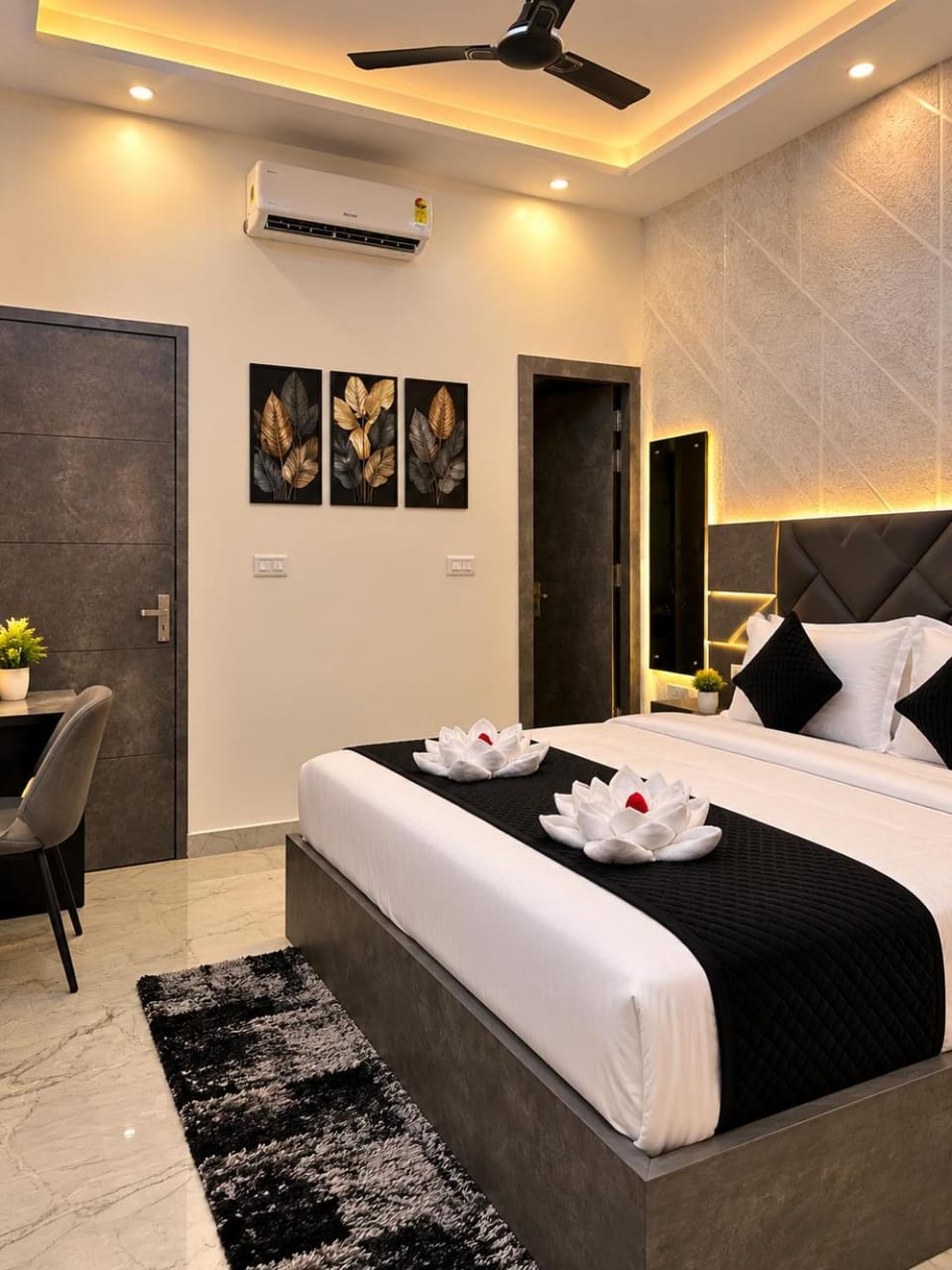 Bed, Photo of the whole room, Bedroom, fireplace, towels, air conditioner