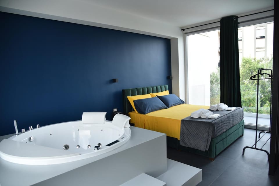 Bed, Hot Tub, Photo of the whole room, Bedroom, Bath, towels