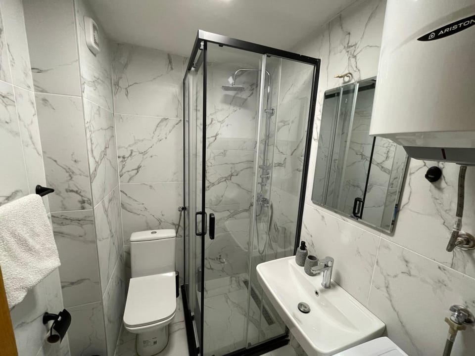 Shower, Toilet, Bathroom, towels