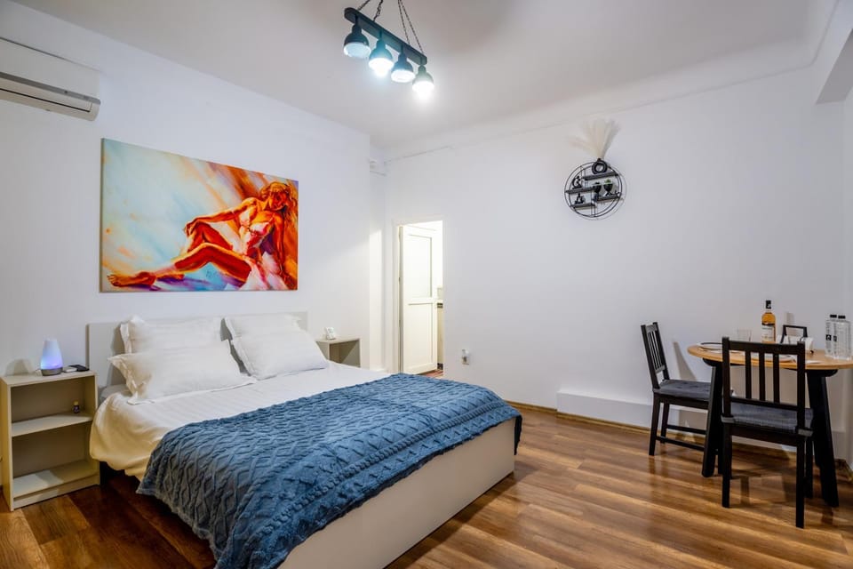 Bed, Living room, Photo of the whole room, Seating area, Dining area, Bedroom