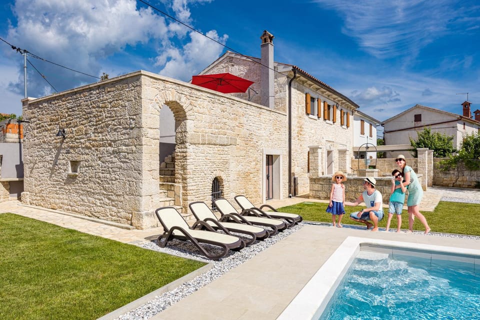 Property building, Pool view, Swimming pool, Inner courtyard view, sunbed