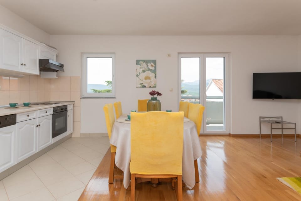 Communal lounge/ TV room, TV and multimedia, Kitchen or kitchenette, Living room, Seating area, Dining area