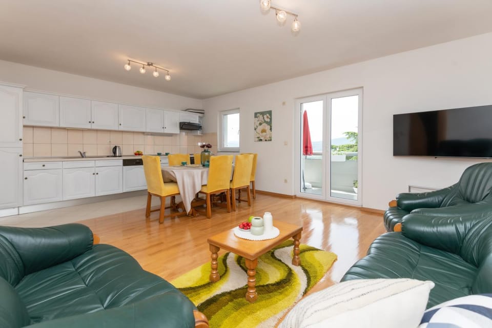 Communal lounge/ TV room, TV and multimedia, Kitchen or kitchenette, Living room, Seating area, Dining area
