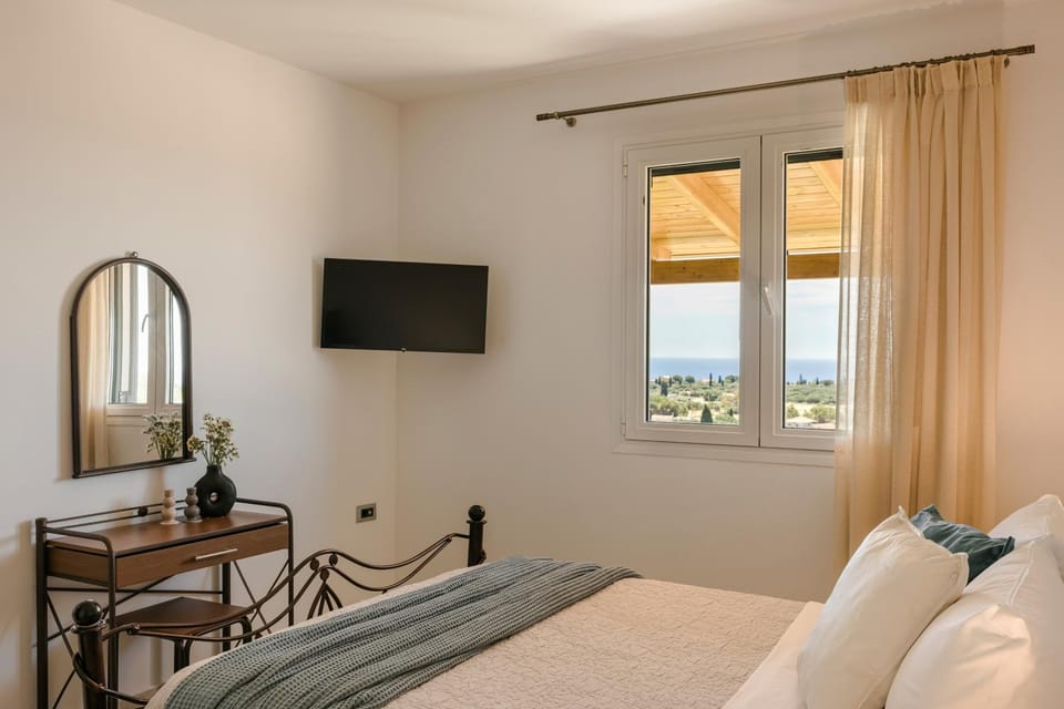 Bed, TV and multimedia, Photo of the whole room, Bedroom