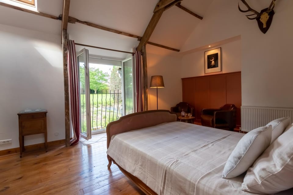 Bed, Living room, Photo of the whole room, Seating area, Bedroom