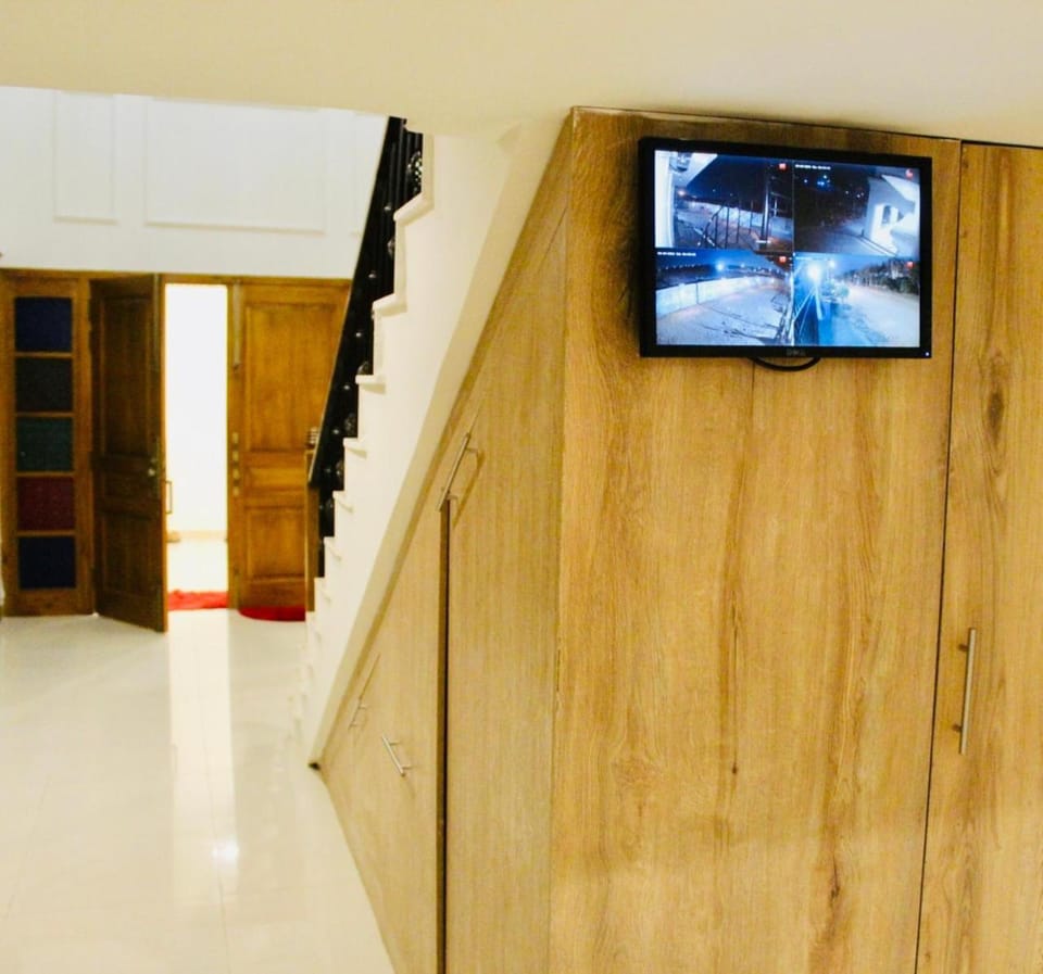 Luxury Haven Posh Area Green Lawn, Cafes, Dining & Shops Nearby Vacation rental in Lahore