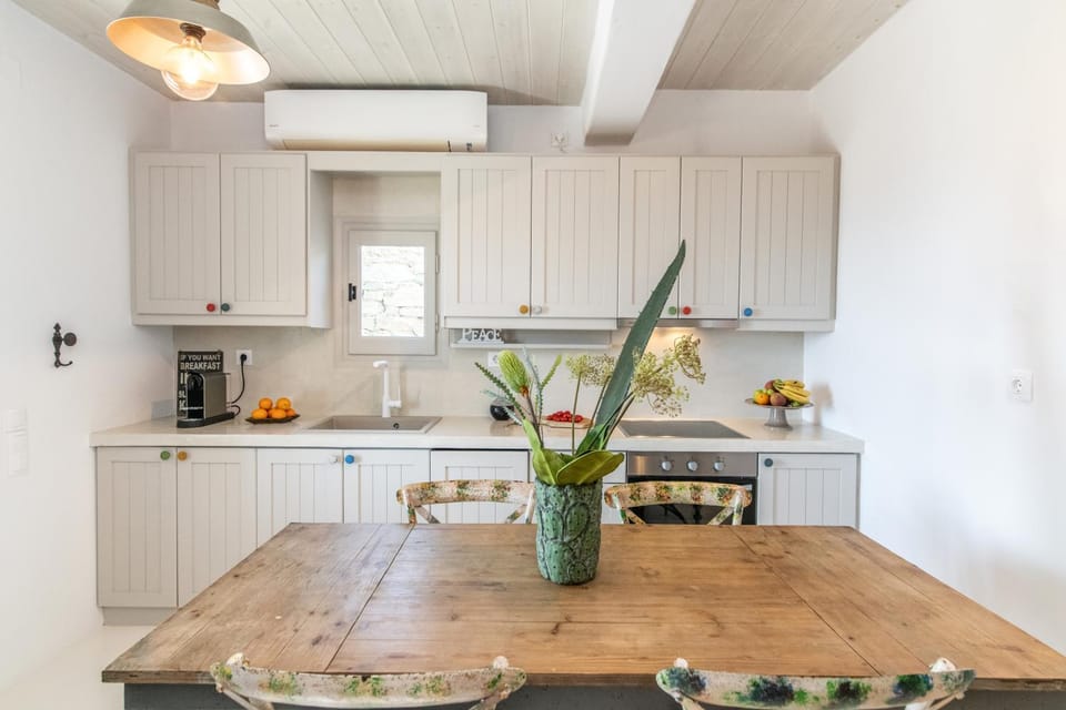 Kitchen or kitchenette, Dining area, stove