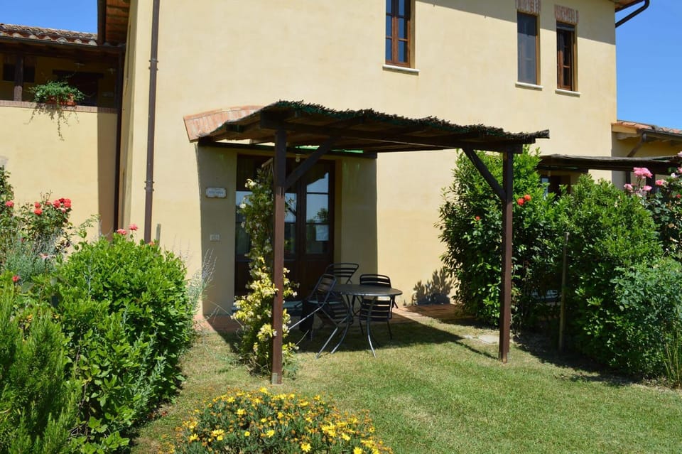 Large apartment with shared swimming pool in Crete Senesi Apartment in Tuscany