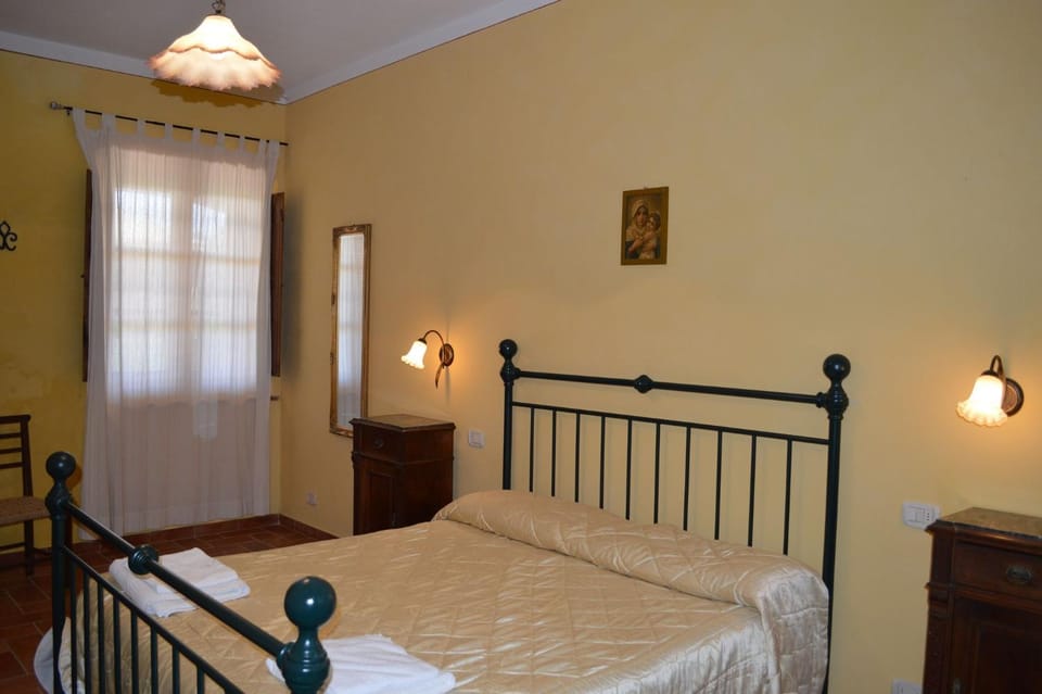 Large apartment with shared swimming pool in Crete Senesi Apartment in Tuscany