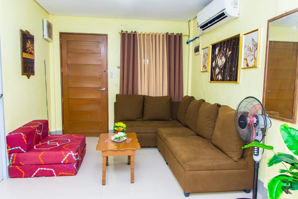 TV and multimedia, Living room, Seating area, air conditioner