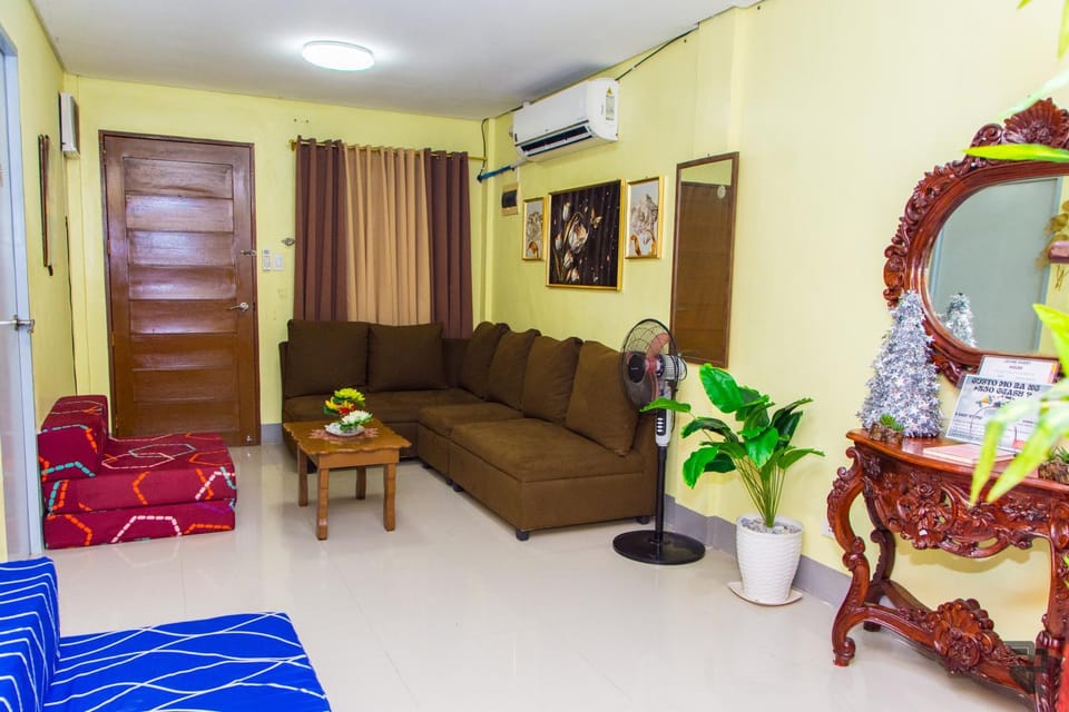 TV and multimedia, Living room, Seating area, air conditioner