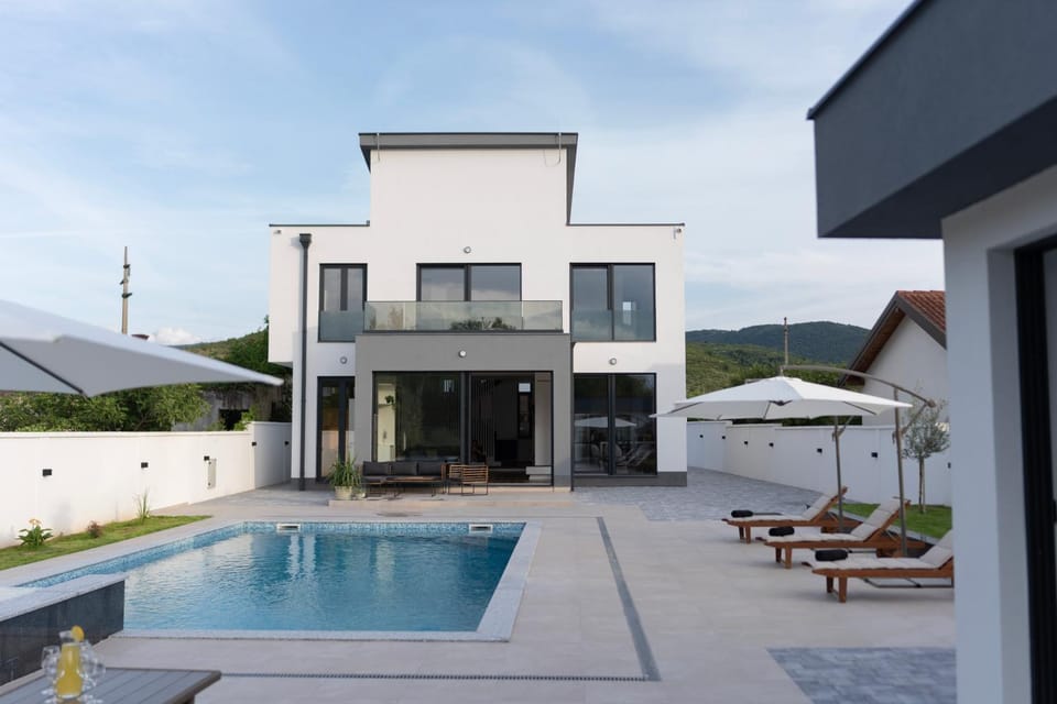 Mountain view, Pool view, Swimming pool, sunbed